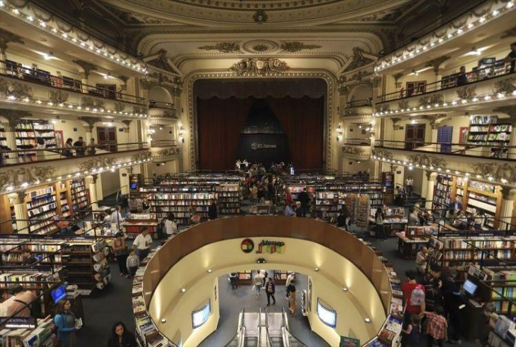 <p>Arjantin'in başkenti Buenos Aires'te kitabevine dönüştürülmüş bir tiyatro binası olan El Ateneo Grand Splendid, muhafaza edilen mimari yapısı ile ziyaretçilerin ilgi odağı oluyor.</p>
