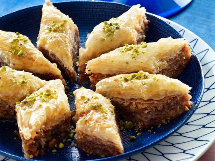 <p><strong>CEVİZLİ BAKLAVA</strong></p>

<p>Bayramların vazgeçilmez tatlısı olan cevizli baklavanın kalorisi: <span style="color:#800080"><strong>456 kcal</strong></span></p>

<p><strong>En çok giden cevizli baklava- ayran ikilisi:</strong></p>

<p><strong>Ayran (yaklaşık) : <span style="color:#800080">40 kcal</span></strong></p>

<p><strong>Cevizli baklava: <span style="color:#800080">456 kcal</span></strong></p>

<p><strong>Ayran+ baklava: <span style="color:#800080">496 kcal</span></strong></p>

<p><a href="http://www.yasemin.com/yemek/haber/2631243-ev-yapimi-bol-cevizli-baklava-nasil-yapilir-enfes-ve-pratik-cevizli-baklava-tarifi" target="_blank"><span style="color:#FFA500"><em><strong>Ev yapımı bol cevizli baklava tarifi için tıklayın</strong></em></span></a></p>

<p><a href="http://www.yasemin.com/yemek/haber/2696150-hazir-yufkadan-pratik-burma-baklava-tarifi" target="_blank"><span style="color:#FFA500"><em><strong>Hazır yufkadan pratik burma baklava tarifi için tıklayın</strong></em></span></a></p>
