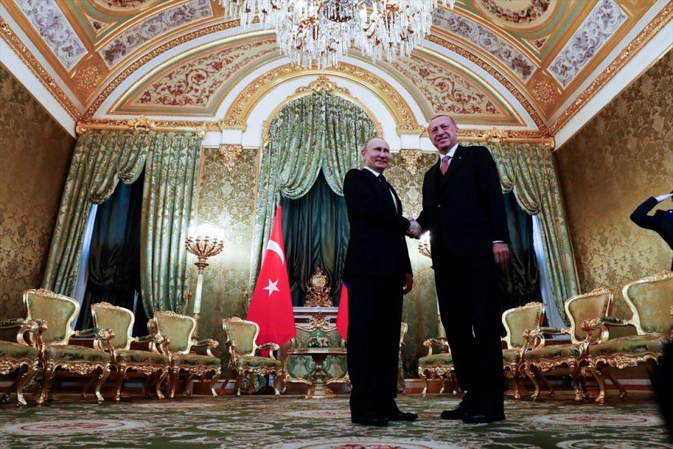 <p>Türkiye Cumhurbaşkanı Recep Tayyip Erdoğan ve Rusya Devlet Başkanı Vladimir Putin, Kremlin Sarayı'nda bir araya geldi.</p>
<p> </p>