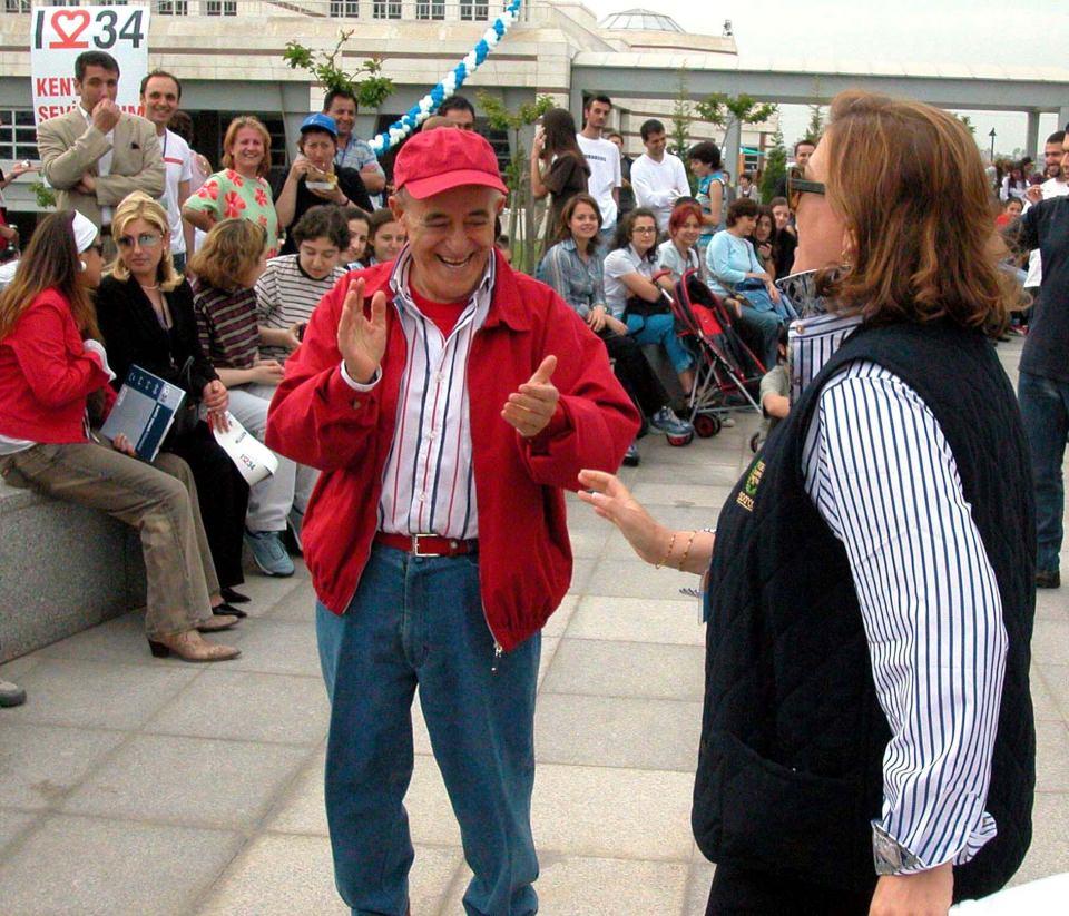 <p>Sakıp Sabancı'ya 1997 yılında Cumhurbaşkanlığı tarafından "Devlet Üstün Hizmet Madalyası", İsviçre'nin Zürih kentindeki Avrupa Ekonomi Enstitüsü tarafından "Avrupa Kristal Dünya Ödülü" ve Hukukun Egemenliği Derneği tarafından da "Kaliteli İnsan Onur Ödülü" verildi.</p>
<p> </p>