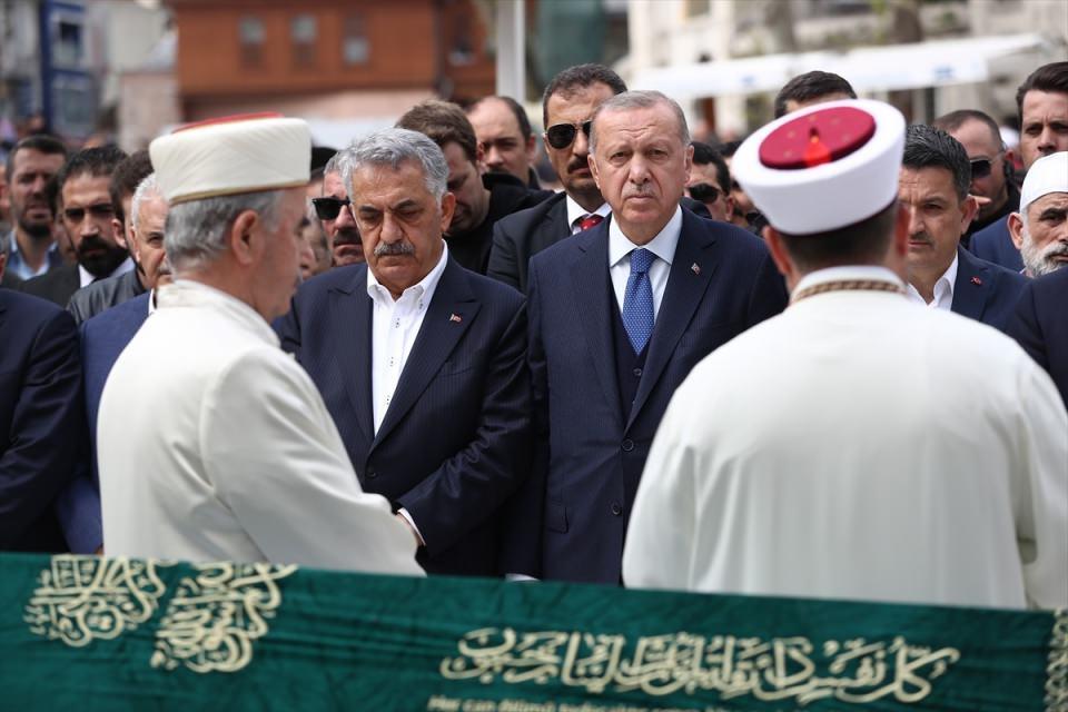 <p>Türkiye Cumhurbaşkanı Recep Tayyip Erdoğan, vefat eden AK Parti Siyasi ve Hukuki İşlerden Sorumlu Genel Başkan Yardımcısı Hayati Yazıcı'nın (solda) babası Mustafa Yazıcı için Eyüp Sultan Camisi'nde düzenlenen törene katıldı.</p>

<p> </p>
