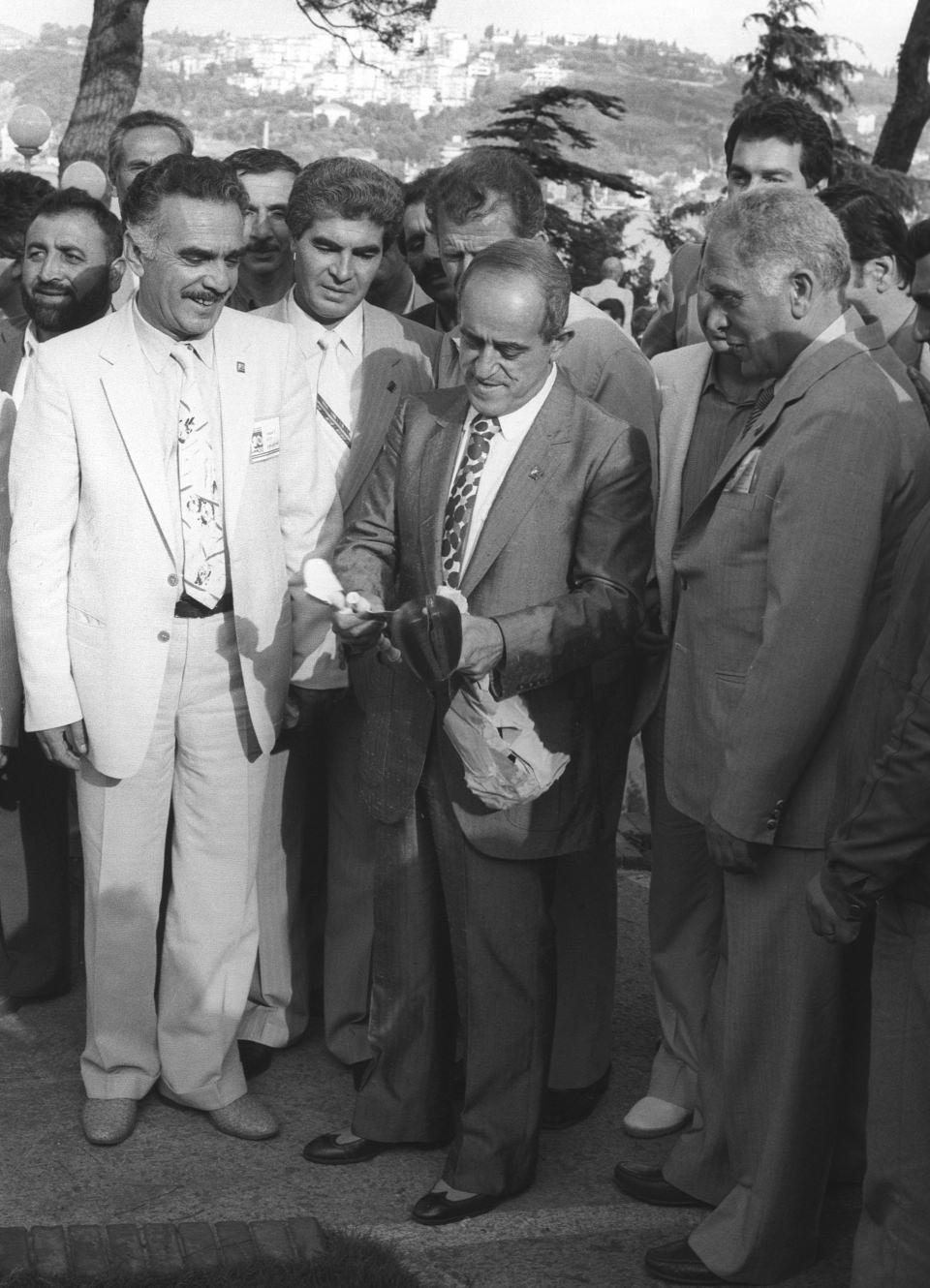 <p>Sakıp Sabancı, ayrıca 1987 yılında "Belçika Kraliyet Nişanı" ve 1992'de Japon Hükümeti tarafından verilen "Kutsal Hazine Altın ve Gümüş Yıldız Nişanı" ile 2000 yılında Sabancı Üniversitesi Müzesi'ne bağışladığı ve "Altın Harfler" adı altında Türk Hat eserlerinin ve tablolarının ilk defa Louvre Müzesi'nde sergilenmesini sağlayarak Fransa'da Türk kültürünü tanıtmadaki başarılı katkılarından dolayı Fransız Hükümeti tarafından "Legion d'honneur" Şeref Nişanı ile onurlandırıldı.</p>

<p> </p>
