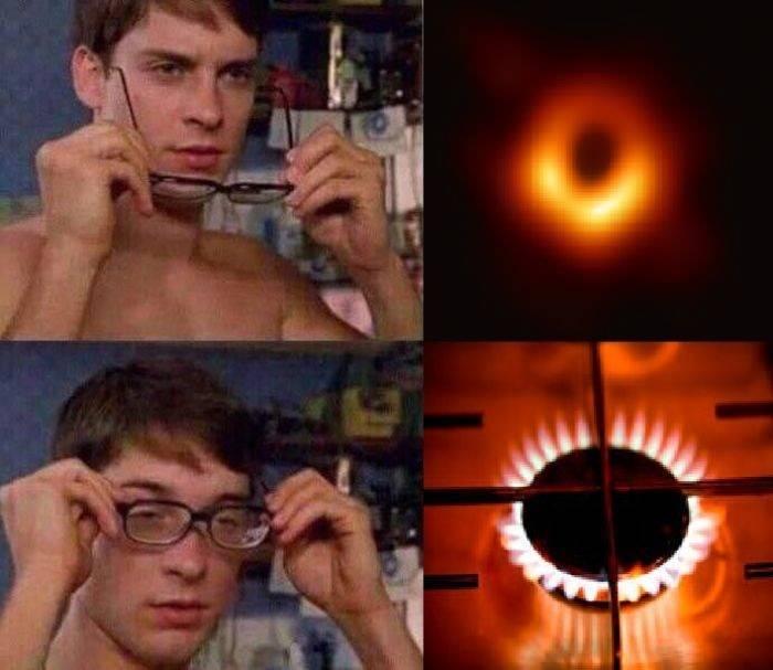 <p>Uzay bilimi alanında son yılların en önemli gelişmelerden biri olarak kayda geçen kara delik fotoğrafının yayınlanmasının ardından sosyal medya kullanıcıları harekete geçti. Kara deliğin görüntüsüyle birbirinden eğlenceli benzetmeler yaratıldı. Herkes kara deliği görsellerle kendine göre tarif etti. İşte en komik kara delik paylaşımları...</p>
