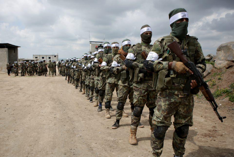 <p>Özgür Suriye Ordusu (ÖSO) bileşenlerinden Ahraru'ş Şarkiyye grubunun muhtemel yeni harekatlara hazırlık için özel eğitim alması görüntülendi.</p>

<p> </p>
