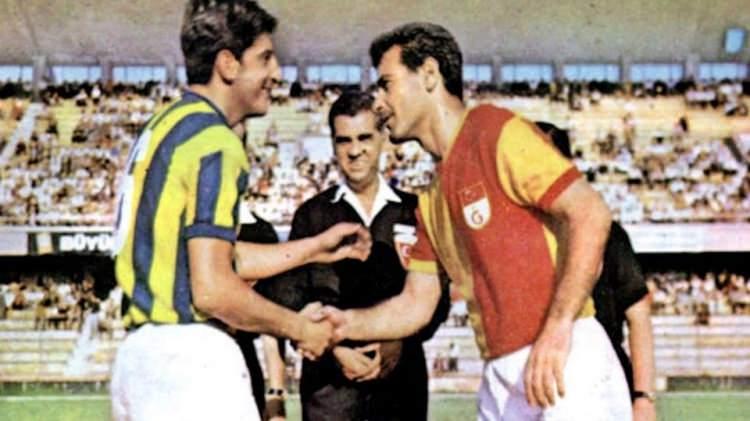 <p>Can Bartu, Metin Oktay'ın 1969 yılında Galatasaray ile Fenerbahçe arasında yapılan jübilesinde, Oktay ile formaları değiştirdi. Can Bartu, jübile maçında kısa bir süre sarı-kırmızılı formayla oynarken, Metin Oktay da sarı-lacivertli formayı giydi.</p>
