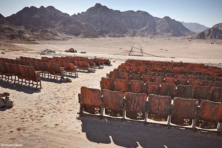 <p>Sinemanın yapılış hikayesi ş&ouml;yle: 2000&rsquo;lerin başında &ccedil;ılgın bir Fransız bir g&uuml;n kendini Sina &ccedil;&ouml;l&uuml;nde buluverir. &ldquo;&Ccedil;&ouml;l&uuml;n ortasında neden bir a&ccedil;ık hava sineması olmasın?&rdquo; fikri de o zaman aklına gelir. Paris&rsquo;e d&ouml;ner ve proje i&ccedil;in para bulur. Sonra Kahire&rsquo;ye gidip eski bir sinemanın orijinal eski koltuklarını ve projeksiyon ekipmanını satın alır. Sina&rsquo;ya d&ouml;ner ve elektrik i&ccedil;in bir jenerat&ouml;r ve sinema perdesini taşıması i&ccedil;in de dev bir trakt&ouml;r bulur. B&ouml;ylece ilk g&ouml;sterim i&ccedil;in her şey hazır gibidir.</p>

<p>&nbsp;</p>
