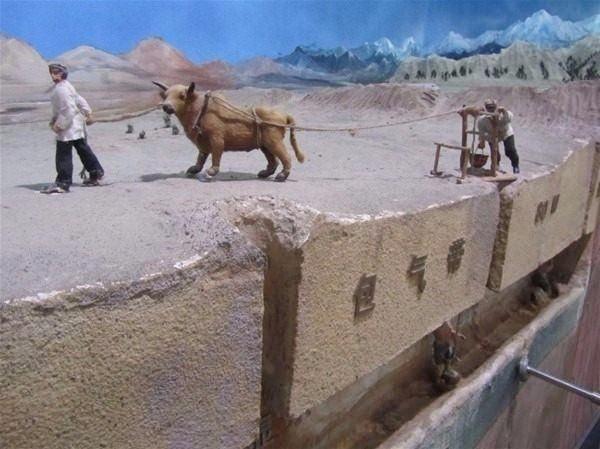 <p>Tanrı Dağlarından y&uuml;zyıllardır b&ouml;lge halkına hizmet veren yer altı kanalları 1,5 metre y&uuml;kseklikte, 60-70 cm genişlikte inşa edilmiş ve g&uuml;nde 858 metrek&uuml;p su taşıyor. Ancak bug&uuml;n bu oran neredeyse &uuml;&ccedil;te bir oranında d&uuml;şm&uuml;ş durumda.</p>

<p>&nbsp;</p>
