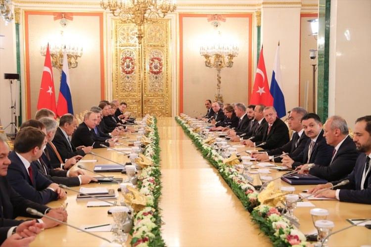 <p>Türkiye Cumhurbaşkanı Recep Tayyip Erdoğan ile Rusya Devlet Başkanı Vladimir Putin, Kremlin Sarayı'nda heyetler arası görüşme gerçekleştirdi.</p>

<p> </p>
