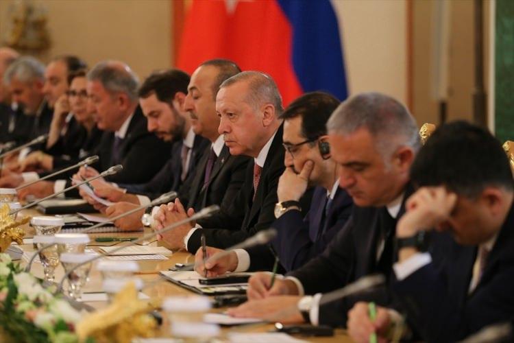 <p>Türkiye Cumhurbaşkanı Recep Tayyip Erdoğan ve Rusya Devlet Başkanı Vladimir Putin, Kremlin Sarayı'nda gerçekleştirilen heyetler arası görüşmenin basına açık bölümünde açıklamalarda bulundu. Görüşmede, Dışişleri Bakanı Mevlüt Çavuşoğlu, Enerji ve Tabii Kaynaklar Bakanı Fatih Dönmez, Hazine ve Maliye Bakanı Berat Albayrak, Kültür ve Turizm Bakanı Mehmet Nuri Ersoy, Milli Savunma Bakanı Hulusi Akar, Tarım ve Orman Bakanı Bekir Pakdemirli, Ticaret Bakanı Ruhsar Pekcan, Ulaştırma ve Altyapı Bakanı Mehmet Cahit Turhan, MİT Başkanı Hakan Fidan, Cumhurbaşkanlığı İletişim Başkanı Fahrettin Altun, Cumhurbaşkanlığı Sözcüsü İbrahim Kalın ve Savunma Sanayii Başkanı İsmail Demir de hazır bulundu.</p>

<p> </p>
