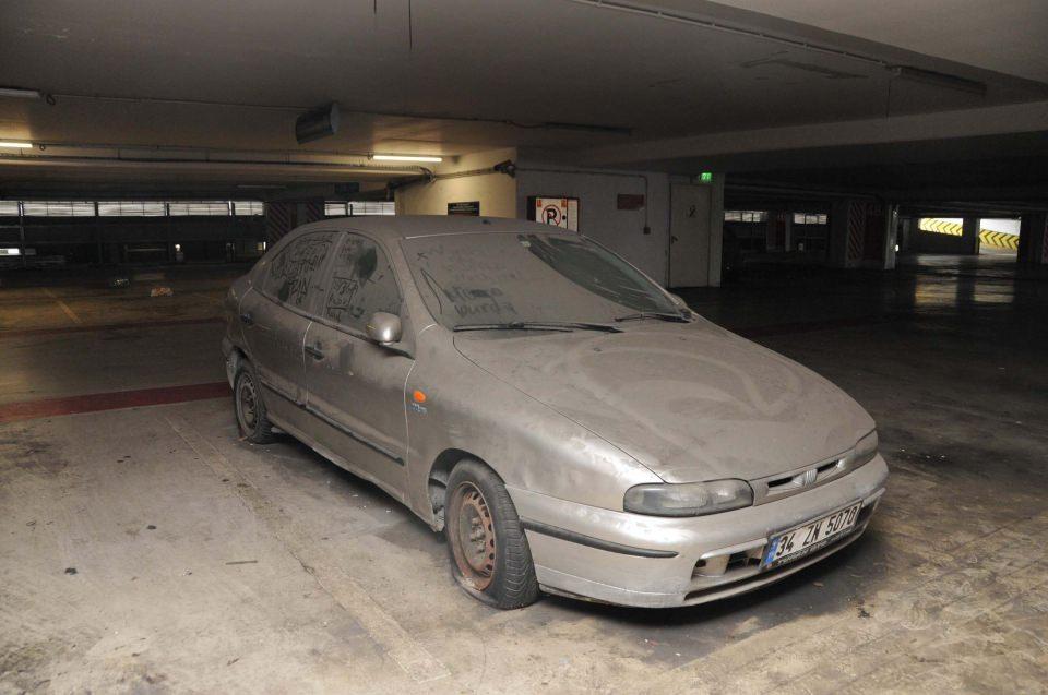 <p>Havalimanı otoparkında 3’ü motosiklet olmak üzere lüks otomobillerin de aralarında bulunduğu toplam 59 aracın bulunduğu öğrenildi. Havalimanı otoparkında görüntülenen araçların uzun süredir bekledikleri için üzerilerinin toz tabakasıyla kaplandığı görüldü. </p>