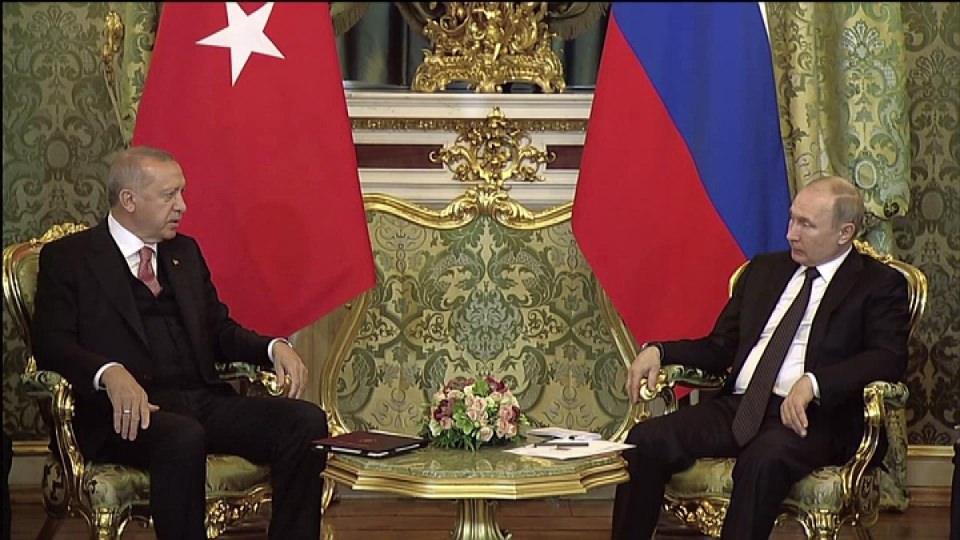 <p>Türkiye-Rusya Üst Düzey İşbirliği Konseyi’nin Sekizinci Toplantısını için Moskova’ya gelen Cumhurbaşkanı Recep Tayyip Erdoğan, Rusya Devlet Başkanı Putin ile görüşüyor. Liderler görüşme öncesi kameralar karşısında kısa birer konuşma yaptı.</p>