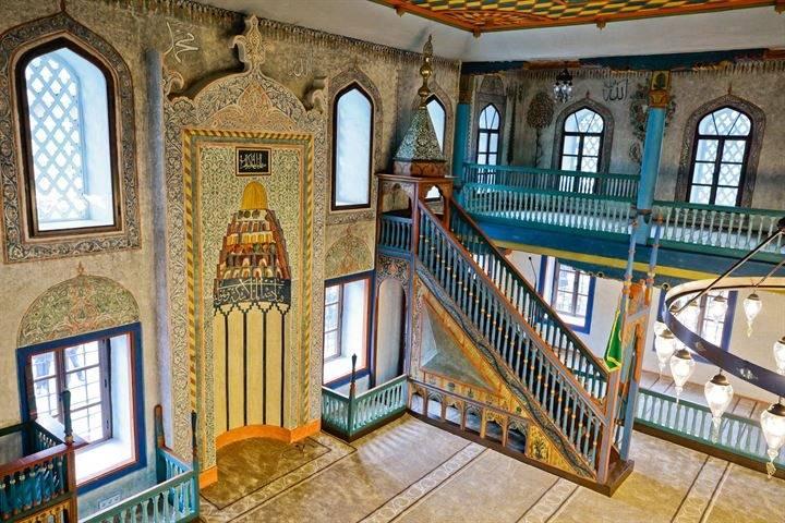 <p>Kanton Başbakanı Lendo ise Travnik şehrinin en önemli camisi olan Alaca Cami'nin yeniden ibadete açılmasından duyduğu memnuniyeti dile getirerek, Türk halkına ve Cumhurbaşkanı Erdoğan'a Bosna Hersek'e desteklerinden dolayı teşekkür etti.</p>

<p> </p>
