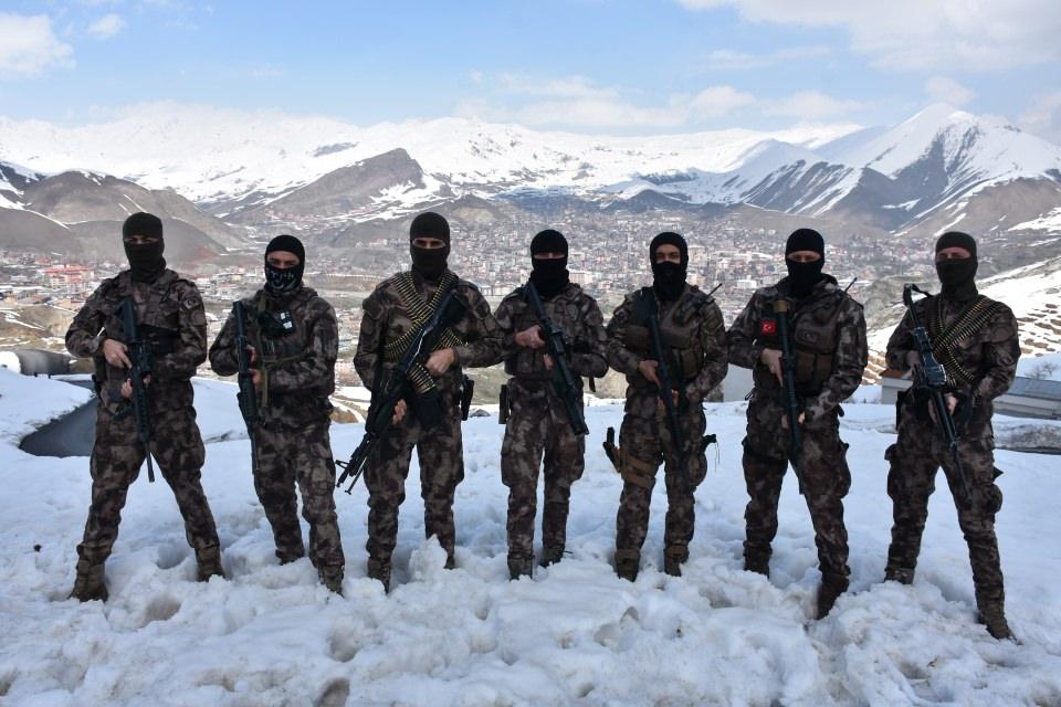 <p><em>Bölgenin huzuru ve güvenliği için yoğun çaba gösterdiklerini ve devletin kendilerine her türlü imkanı sağladığını vurgulayan polis memuru, şöyle konuştu:</em></p>
<p><br />
"Yerli ve milli silahlar ile teknolojik ekipmanlarla dağlardaki teröristlere hiçbir şekilde ödün vermeden görevimizi yerine getiriyoruz. Bu teröristlere dağları dar edeceğiz. Bundan hiç kimsenin şüphesi olmasın. Biz buralarda olduğumuz müddetçe onlar buralarda olmayacaklardır. Bayrağımız her yerde dalgalanmaya devam edecektir. Devletimiz, milletimiz var olsun. Hakkari'nin il sınırları içerisinde, Türkiye'mizin sınırları içerisinde 24 saat görevdeyiz."</p>
<p> </p>
