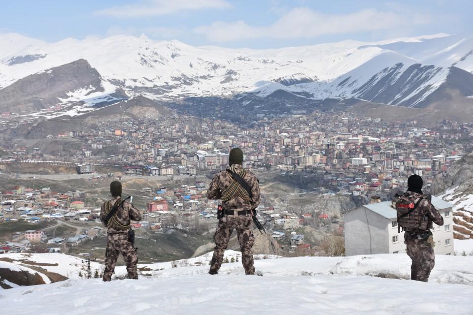 <p>Kentte görevli özel harekat polisi, AA muhabirine, bayrak, din ve vatan uğruna görev başında olduklarını söyledi.</p>
<p> </p>