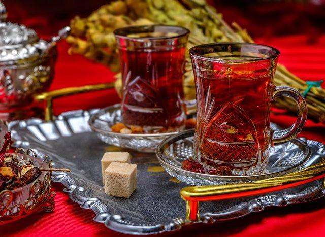 <p><strong>Sıcak içecekler</strong></p>

<p>Son zamanlarda yapılan çalışmalar, düzenli olarak çok sıcak içecekler tüketmenin yemek borunuza zarar verebileceğini ve boğaz kanserine yol açabileceğini göstermiştir. Bilim insanları bunu 65 C olarak açıklıyor.</p>
