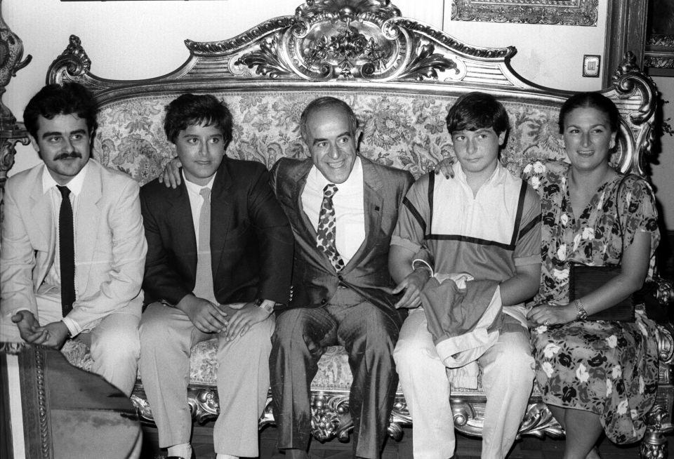 <p><strong>Sakıp Sabancı'nın ardından </strong></p>
<p>Sakıp Sabancı’nın adı çeşitli kurumlarla ve ödüllerle yaşatılıyor.</p>
<p>1974 yılında hizmete giren Sakıp Sabancı Ortaokulu ailenin ilk kalıcı eserlerinden birisi oldu. Her yıl okulu başarıyla bitiren ilk üç öğrenciye “Sakıp Sabancı Eğitim Ödülleri” ve lise öğrenimleri süresince de “Sakıp Sabancı Başarı Bursu” veriliyor.</p>