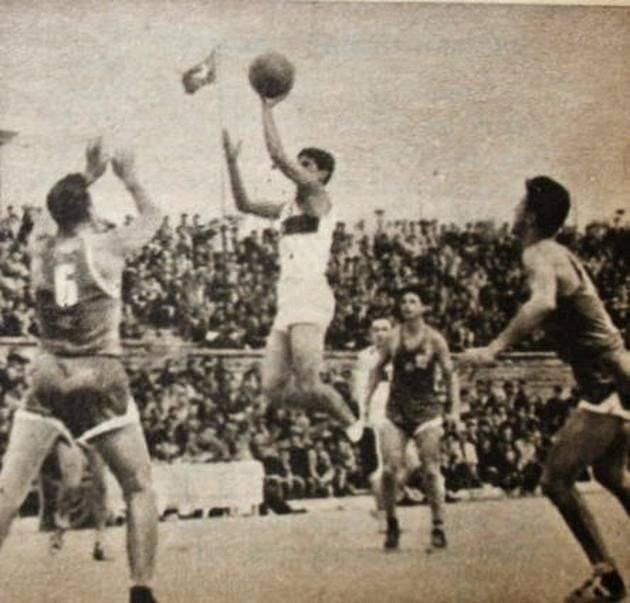 <p>Önce basketbolda sivrilen Can Bartu, 1955 yılında Genç Milli Basketbol Takımı'nda ay-yıldızlı formayı giydi.</p>
