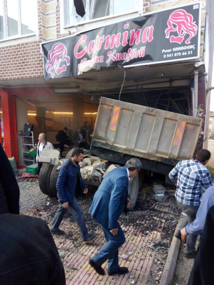 <p>Freni boşalan kamyon hareket ederek önce MOBESE direğine, ardından park halindeki bir araca çarptıktan sonra kuaföre girdi. Bu sırada içeride bulunan kadınlardan Gülseren Acar (37) ile Pınar Karagenç'in (37) üzerine sıcak asfalt döküldü. Vücutlarında yanıklar oluşan yaralılar ambulansla Elbistan Devlet Hastanesi'ne götürüldü. Yaralıların sağlık durumlarının iyi olduğu belirtildi.</p>