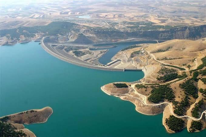 <p>Dünyanın en büyük 5'inci, Avrupa ve Türkiye'nin en büyük barajı olan Atatürk Barajı'nın doluluk oranının, bu yıl etkili olan yağışlar sayesinde yüzde 40 arttığı bildirildi.</p>
