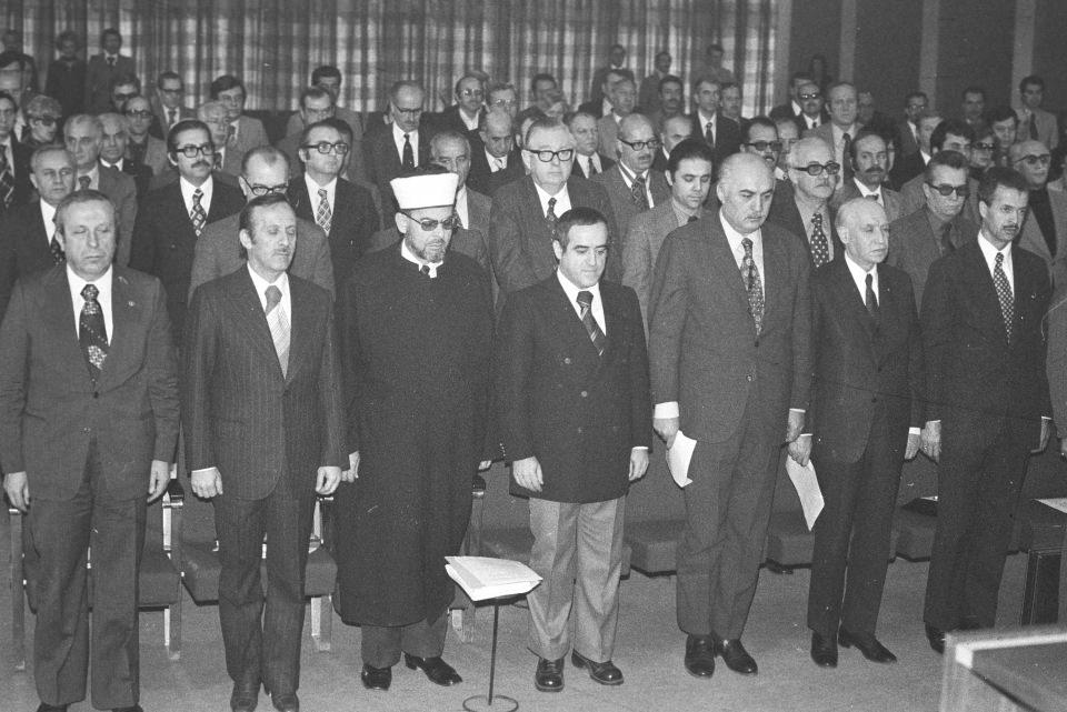 <p>Sabancı, 1964 yılından itibaren, 25 yıl süreyle Adana ve Kocaeli Sanayi Odaları, Türkiye Sanayi ve Ticaret Odaları Birliği üyeliği ve başkanlığı yaptı, ayrıca muhtelif vakıflarda çeşitli zamanlarda görevler üstlendi. 1986 yılında Türk Sanayicileri ve İş İnsanları Derneği (TÜSİAD) Yönetim Kurulu Başkanlığı'nı üstlenen Sabancı, 1987-1990 yılları arasında derneğin Yüksek İstişare Konseyi Başkanlığı'nı yaptı. Sakıp Sabancı, Hacı Ömer Sabancı Vakfı'nın kurucuları arasındaydı.</p>
<p> </p>
