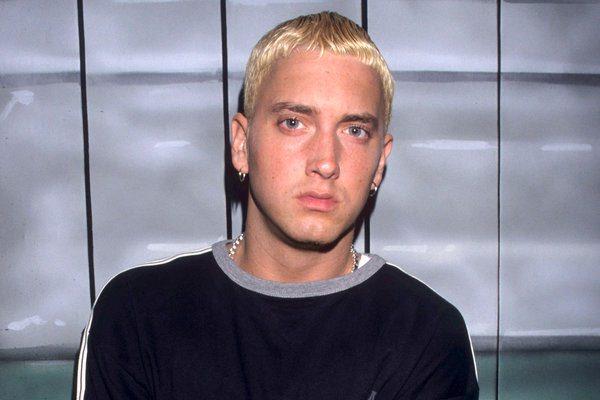 <p><strong><span style="color:#800080">Eminem</span></strong></p>

<p>Yolda yürürken baykuş görmekten korkuyor.</p>
