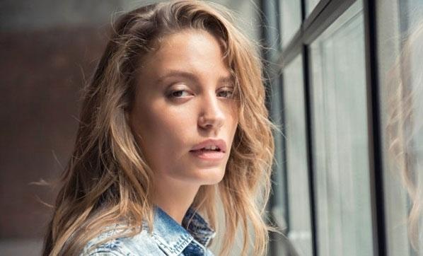 <p><span style="color:#800080"><strong>Serenay Sarıkaya</strong></span></p>

<p>Ağızda çiğnenen sakız sesinden ve şişirilmesinden rahatsızlık duyuyor.</p>
