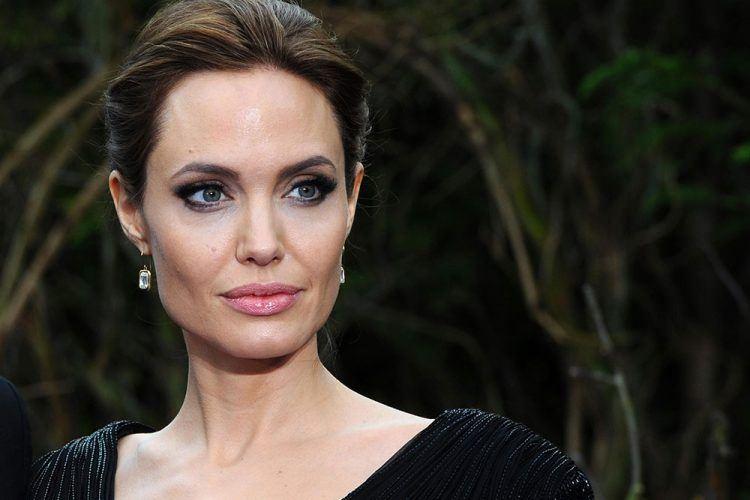 <p><span style="color:#800080"><strong>Angelina Jolie</strong></span></p>

<p>Siyah renge karşı takıntısı var. Siyah giymeyi çok seviyor.</p>
