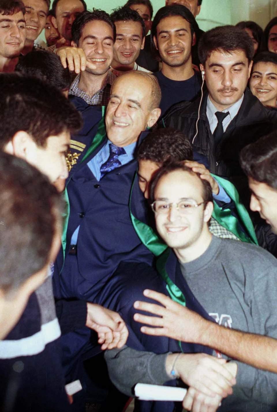 <p>Mimar Sinan Güzel Sanatlar Üniversitesi’nin resim, heykel, geleneksel Türk sanatları bölümlerinden mezun olanlar arasında ilk 3 dereceye giren toplam 9 öğrenciye “Sakıp Sabancı Sanat Ödülü” veriliyor. Tiyatro sanatının gelişmesine önemli katkılarda bulunmuş ustalara minnet ve saygı sunmak amacıyla 2005 yılından bu yana her yıl “Sakıp Sabancı Yaşam Boyu Başarı Ödülü” veriliyor.</p>
<p> </p>