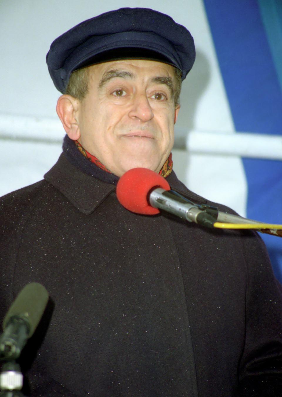 <p>Konutu olarak kullandığı Atlı Köşk, uzun yıllar Sakıp Sabancı'nın zengin hat ve resim koleksiyonunu barındırarak, 1998 yılında da Sabancı Ailesi tarafından içindeki koleksiyon ve eşyalar ile müzeye dönüştürülmek üzere Sabancı Üniversitesi'ne bağışlandı. 2002 yılında da Sabancı Üniversitesi Sakıp Sabancı Müzesi olarak kapılarını ziyarete açtı.</p>
<p> </p>