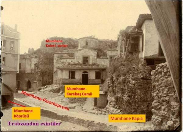 <p>Mumhane-Pazarkapı Kentsel Dönüşüm çalışmaları kapsamında ortaya çıkartılan tarihi surun 1300’lü yıllarda yapıldığını kaydeden Erüz, “Aslında Trabzon’un her karesinde tarih yatıyor. Dört bin yıllık Trabzon, gerçekten de o 4 bin yıllığı toprak üzerinde değilse toprak altında barındırıyor. Yani antik çağdan itibaren Trabzon’un denizle bağlantısının kurulduğu alan üzerinde bulunuyoruz. Bu kalıntı parçası yakın mesafede görülen Aşağıhisar kısmının doğudaki surun bir parçası ve şu anda açığa çıktı. Burası 1970’lere kadar ayakta olan bir yapıydı ancak daha sonra buradaki binalar bir şekilde tahrip edildi. Şu anda bulunduğumuz zeminin altında bu kale suru devam ediyor. Bu sur, tarih kitaplarına göre bu halini 1300’lerde almış, yani bu sur 1300’lerde yapılmış. Bizans’ın hemen devamındaki dönemde Osmanlı Dönemi’nde ise sur elden geçirilerek restore edilip yeniden yükseltilerek genişletilerek kullanılmış. 1300’lerden kalma yani yaklaşık 750 yıllık sur duvarının yanındayız. Geçmişte bulunduğumuz yerin devamında Mumhane Kulesi ve kulenin içerisinde bir adı Karabaş Camii diğer adı Mumhane Camii vardı. Devamında da Mumhane Kapısı vardı. Mumhane Kapısı’na geçit veren Mumhane Köprüsü olduğunu söylediğimiz bir kemerli yapı var. Bunu menfez diye tanımlıyorlar ancak tarihi kayıtlarda Mumhane Köprüsü diye geçiyor” dedi.</p>