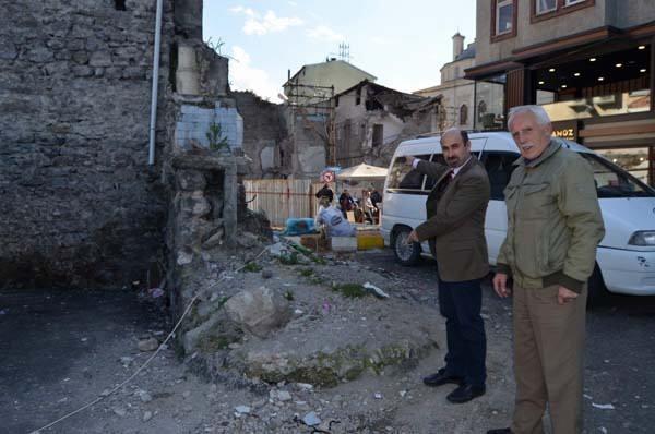 <p>Bu tür yerlerde mutlaka arkeolog gözetiminden sonra kentsel dönüşümlerin yapılmasına vurgu yapan Erüz, “Şu anda bu yıkımlarla birlikte surun bir parçası açığa çıktı. Aslında bizim idarecilerimizden isteğimiz burada yapılacak olan her türlü yapıdan önce tarihi dokuyu kazıyarak açığa çıkartmak. Çıkarttıktan sonra tarihi dokunun yapısına göre burada planlama yapılması. Buranın altında yapılar var dehlizler, kanalizasyon ve benzeri amaçla yapılmış şehrin derelerini akarlarını atmak için eski kemer yapılar var. Bunlarda açığa çıkacak. Bunları kepçe darbesiyle ortadan kaldırmadan önce mutlaka araştırılıp incelenip bir arkeolog gözetiminde kazınması gerekiyor. Yazık oluyor, başka bir Trabzon yok. Burada yıkım işlemi durmuştu. Şu anda burada yeni yapılanma için veya başka binalar tasarlanıyor yeniden inşaat çalışmasına başlanıyor. Bu eserleri ortaya çıkartmadan eğer, burada Pazarkapı'daki gibi yıkım yapılırsa Trabzon’un bir parçasını daha tarihe gömecekler. Yazık, günah. Tarihi koruyarak da burada yapılanma yapılabilir. Turizm kenti Trabzon için bu tarihi doku çok çok önemli. Mutlaka korunması gerekiyor” diye konuştu.</p>