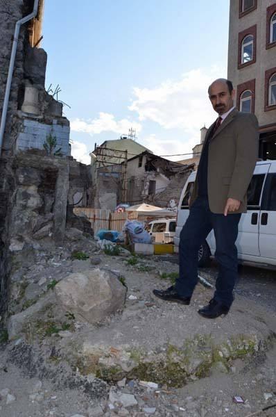 <p>Çevre sakinlerinden Taner Kalkanoğlu da hayatının yaklaşık 60 yılının bu bölgede geçtiğini belirterek “Yaşım 70’e yaklaştı. Yaklaşık 60 yılım burada geçti. Burası en son kentsel dönüşüm çalışmalarında yıkıldı. Burada kale duvarı aşağı kadar gidiyordu. Kale duvarı zaman içinde yıkıldı. Bunun altında gördüğümüz, bildiğimiz kadarıyla tüneller, kanallar vardı ancak hepsi kayboldu” ifadelerini kullandı.</p>
