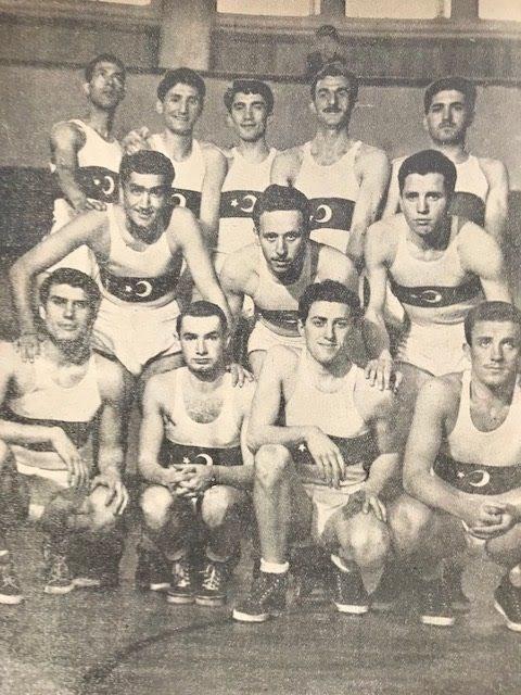 <p>1955-1957 yıllarında Fenerbahçe'nin hem birinci takımında futbol hem de basketbol oynayan Can Bartu'nun İnönü Stadı'nda futbol maçından çıkıp, Spor ve Sergi Sarayı'ndaki basketbol maçına gittiği çok günler oldu.</p>
