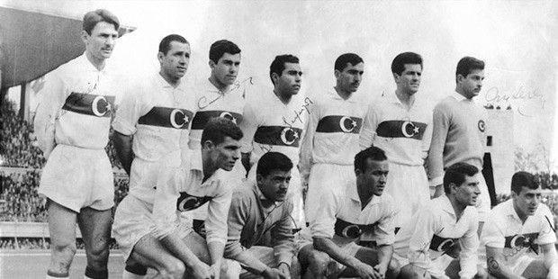 <p>A Milli Futbol Takımı formasını 26 kez giyen Can Bartu, 6 gol kaydetti.</p>

<p>Bükreş'te 2 Kasım 1958'de yapılan Romanya maçında kaleci Turgay Şeren'in sakatlanıp oyundan çıkması üzerine 76. dakikada milli takım kalesine geçen Can Bartu, 85. dakikada Ahmet Berman'ın ters vuruşuyla bir gol yedi. Can Bartu, böylece milli takımda hem gol atan hem gol yiyen tek futbolcu oldu.A Milli Futbol Takımı formasını 26 kez giyen Can Bartu, 6 gol kaydetti.</p>

<p> </p>
