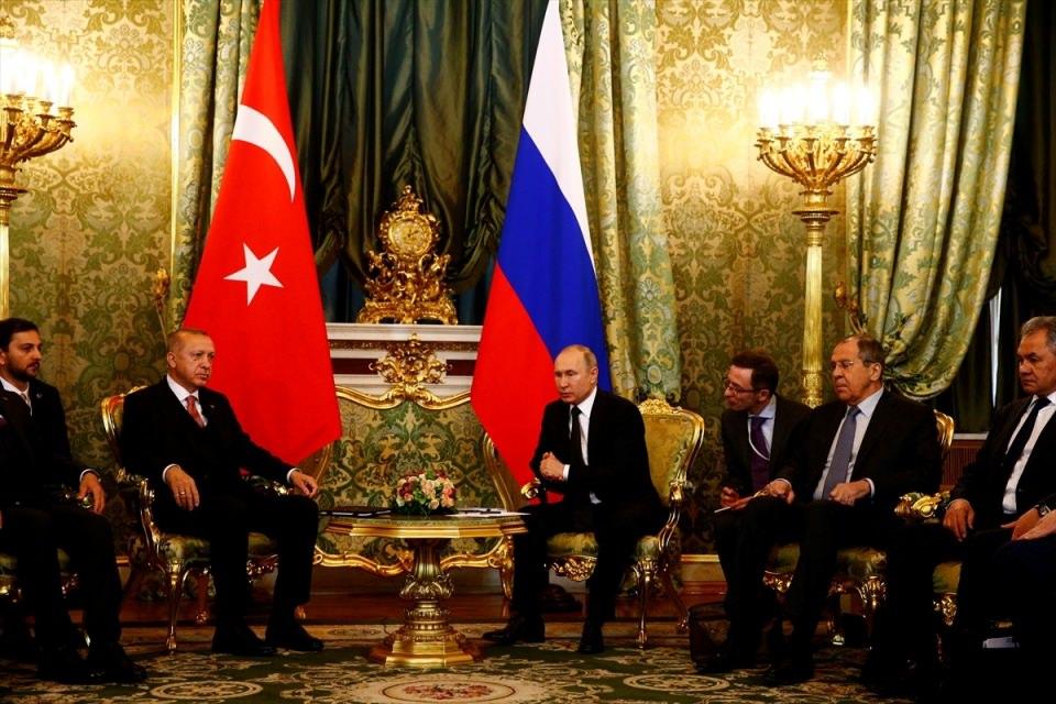 <p>Türkiye Cumhurbaşkanı Recep Tayyip Erdoğan ve Rusya Devlet Başkanı Vladimir Putin, Kremlin Sarayı'nda bir araya geldi.</p>
<p> </p>