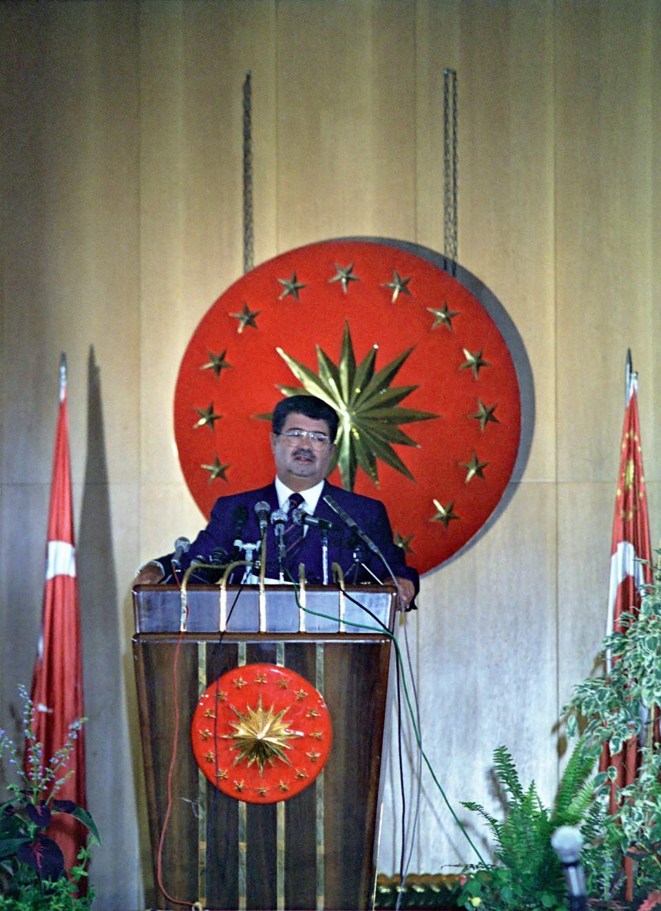 <p>11 Ağustos 1990'da Cumhurbaşkanı Özal, Çankaya Köşkü'nde basın açıklaması yaptı. </p>
