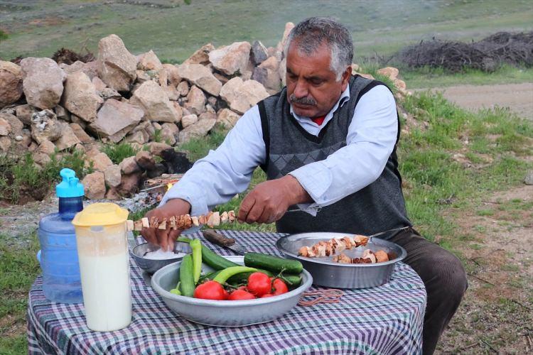 <p>Köy sakinlerinden Mustafa Şen ise sezonunda tadına bakabilmek için ellerinde çomaklar ile dağ bayır gezerek mantar aradıklarını aktararak, "Her zaman nisan aylarında gider dağda toplar getiririz. Kebabı ya bıçakla ince ince dilimleyip ızgara da ya da kuşbaşı doğrayıp şişe geçiriyoruz. Daha sonra tuzlayıp sobanın veya bir mangalın üzerinde kebap yapıyoruz." ifadelerini kullandı.</p>
