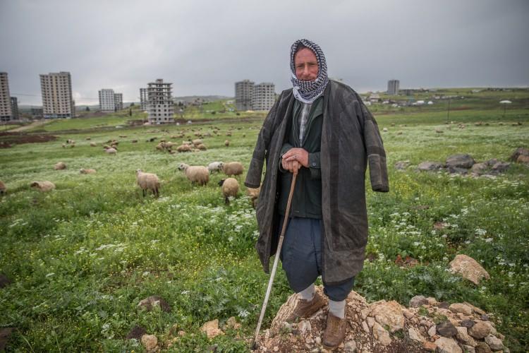 <p>"Gece g&uuml;nd&uuml;z s&uuml;rekli dışarıdayız. Yemek ve suyumuzu da eşek sırtında taşıyoruz. Dinlenmeye ge&ccedil;tiğimizde yemeklerimizi yiyebiliyoruz. Onun dışında s&uuml;rekli hayvanlarla ilgileniyoruz. Geceleri yağmur yağdığında &ccedil;ok zorlanıyoruz. Bazen 2-3 ay ailemizi g&ouml;remiyoruz. Kışın işler daha az olduğundan &uuml;cretler 2 bin liraya d&uuml;ş&uuml;yor ama şimdi s&uuml;rekli merada olduğumuz i&ccedil;in aylığımız 5 bin lira civarında. &Uuml;cretlerden memnunuz ama bizim emeğimizin karşılığı daha &ccedil;ok olabilir. Tabii hayvan sahiplerini de d&uuml;ş&uuml;nmemiz gerekiyor."</p>
