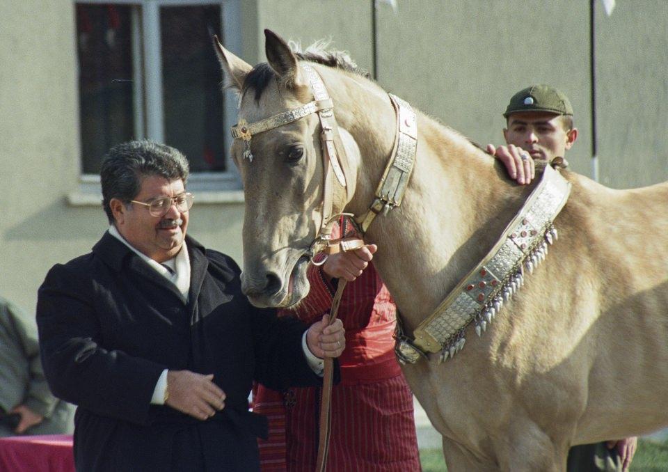 <p>3 Aralık 1991'de Cumhurbaşkanı Özal, Türkmenistan gezisi sırasında Türkmenistan Cumhurbaşkanı Niyazov tarafından hediye edilen "Akalteke" atı ile birlikte. </p>
