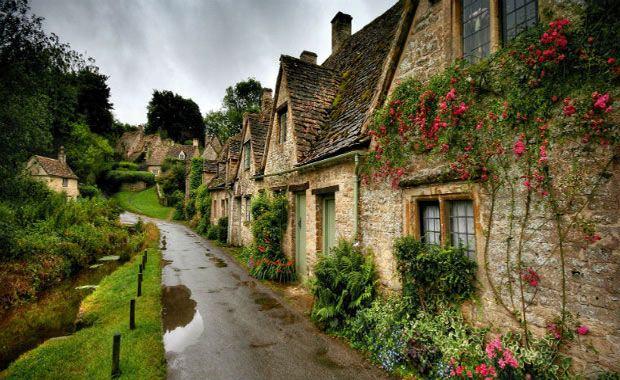 <p>BIBURY - İNGİLTERE</p>
