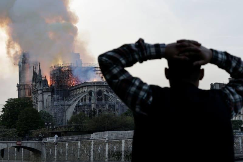 <p>Katedralin önünde toplanan vatandaşların yangının söndürülmesi için dua etti. </p>
