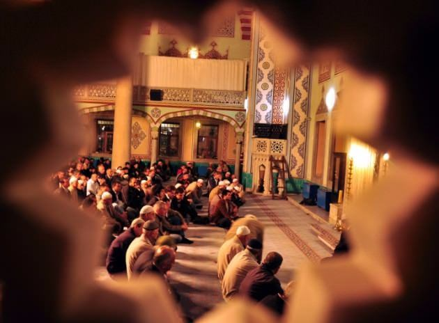 <p>Dua edenlere cevap veren Sen, ızdırapları dindirip ihtiyaçları gideren Sen, devrilenleri kaldırıp doğrultan Sen, çatlayıp kırılanları sarıp-sarmalayıp tedavi eden de Sensin! Senden ayrı kalışımız ruhumuza renk attırdı; nefsânîlik ve gaflet, ibadetlerimizin mânâ ve özünü alıp götürdü; samimiyetsizlik dualarımızın kolunu-kanadını kırdı. Sinelerimiz bomboş, düşüncelerimiz tutarsız, kalbî ve ruhî hastalıklarımız bizi yere sermek üzere..</p>
<p> </p>