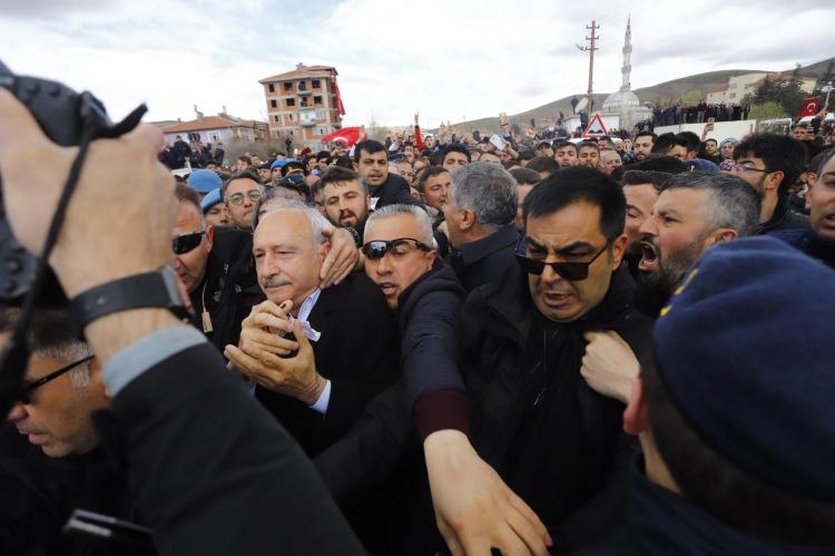 <p>CHP Lideri Kemal Kılıçdaroğlu, Hakkari'de, Irak sınırında güvenlik güçleriyle PKK'lı teröristler arasında çıkan çatışmada şehit olan Sözleşmeli Er Yener Kırıkçı'nın cenaze törenine katılmak üzere Ankara'nın Çubuk ilçesine gitti. </p>
