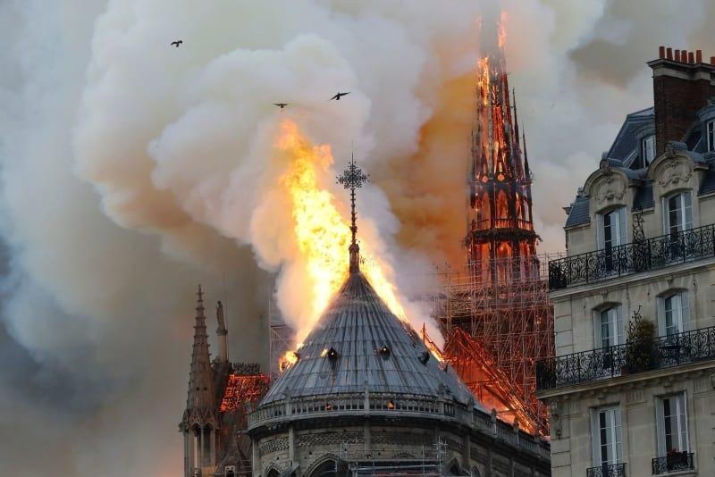 <p>Paris’in en ünlü yapılarından Notre Dame Katedrali’nde çıkan yangın ülke ve dünya çapında üzüntüye neden oldu.</p>
