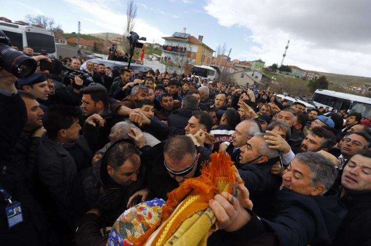 <p>Öğle namazı sonrası kılınan cenaze namazının ardından Kılıçdaroğlu, burada bir grubun saldırısına uğradı. Jandarma, korumalar ve polis Kılıçdaroğlu'nu etrafını sararak saldırıyı önleme çalıştı. </p>

