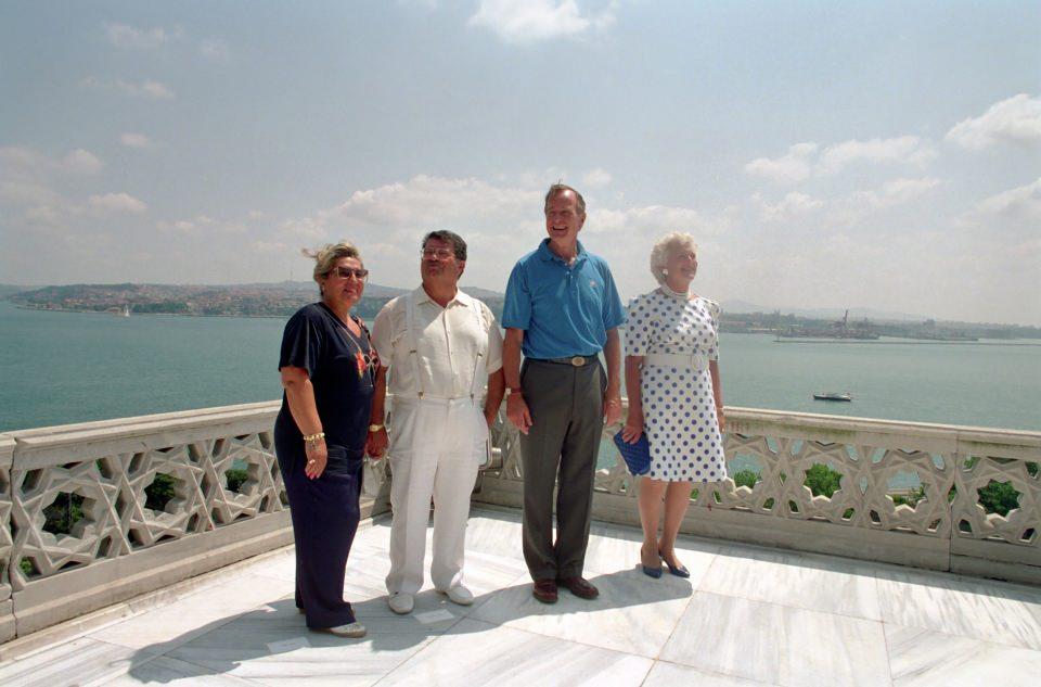 <p>21 Temmuz 1991'de Cumhurbaşkanı Özal (sol 2), eşi Semra Özal (solda), ABD Başkanı George Bush (sağ 2) ve eşi Barbara Bush, Topkapı Sarayı'nda</p>
