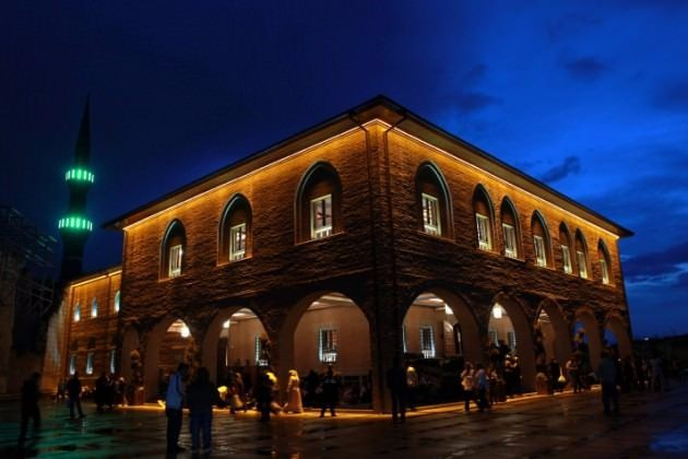 <p><strong>3. YA RAB!</strong></p>

<p>Önümüzdeki şu upuzun hayat yolculuğunda, bizi kendi idrak ve ihsaslarımızın darlığıyla başbaşa bırakma; akıllarımızı inhiraf ve sürçmelerden, nefislerimizi cismânîliğin baskılarından, gönüllerimizi de hevâ ve heveslerin öldürücü oklarından sıyanet eyle. Kapının kullarını; ilimde kibir u gururdan, ibadette riya ve gafletten ve duygularına renk attıran ülfetten koru.</p>
