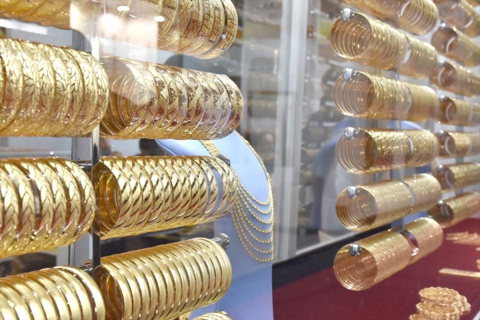 <p>Altın tespihlerimizin fiyatı 2 ila 100 bin lira arasında değişiyor. Aynı zamanda özel işlemeli, pırlantalı, kişiye özel butik üretimler de yapıyoruz. Altın tespih kullanan belirli bir kitle var zaten, kişiye özel istediği şekilde üretim yapabiliyoruz" diye konuştu.</p>