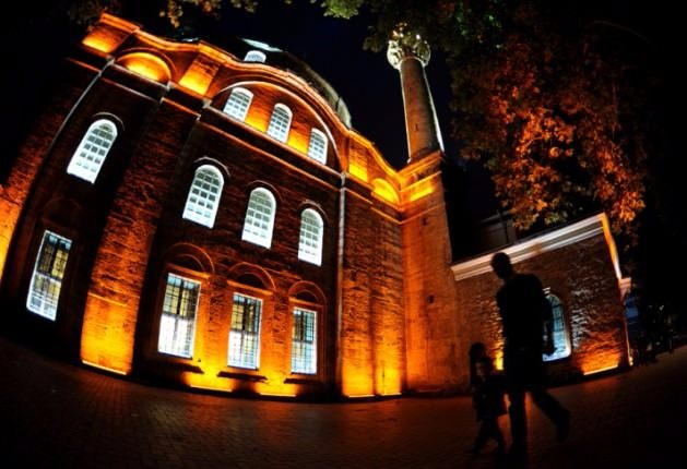 <p><strong>7. EY HER DUADA BULUNANA İCABET EDEN ULULUK TAHTININ SULTANI!</strong></p>

<p>Şu mübarek berat gecesinde binler, yüz binler Senin karşında divan durarak ellerimizi Sana açıyor ve külliyet kesbetmiş niyaz edalı soluklarımızla, kullarına her zaman açık bulunan, hiç olmazsa aralık duran rahmet desenli kapının tokmağına inleyerek dokunuyor ve "Biz geldik" diyoruz.</p>
