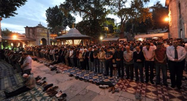 <p>Gece ve gündüz gibi iki yüzlü yaşıyoruz, ak görünüyor kapkara davranıyoruz; idare ve siyaset deyip hem ışık türküleri söylüyor hem de karanlık ağıtları mırıldanıyoruz. Devirlere, dönemlere göre renkten renge giriyor, bukalemunları şaşırtacak mârifetler (!) sergiliyor ve aldatmayı beceri kabul ediyoruz.</p>

<p> </p>
